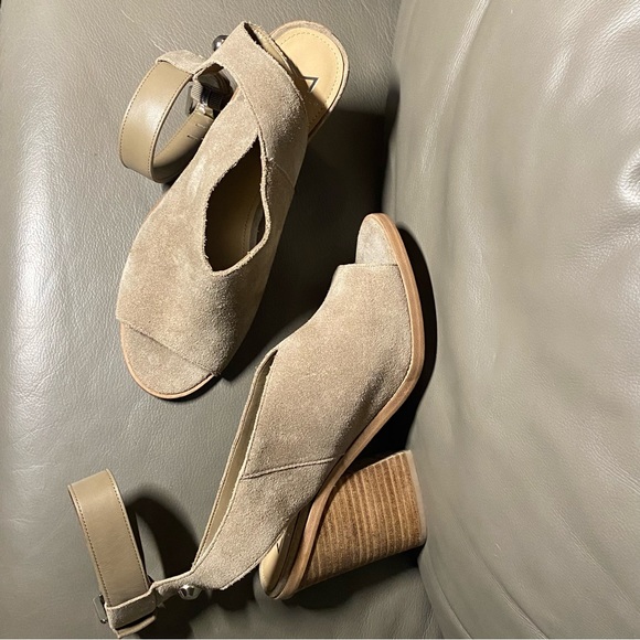 Marc Fisher Vashi Ankle Strap Sandals with Chunky Stacked Heel, Size 7.5 - Picture 9 of 10